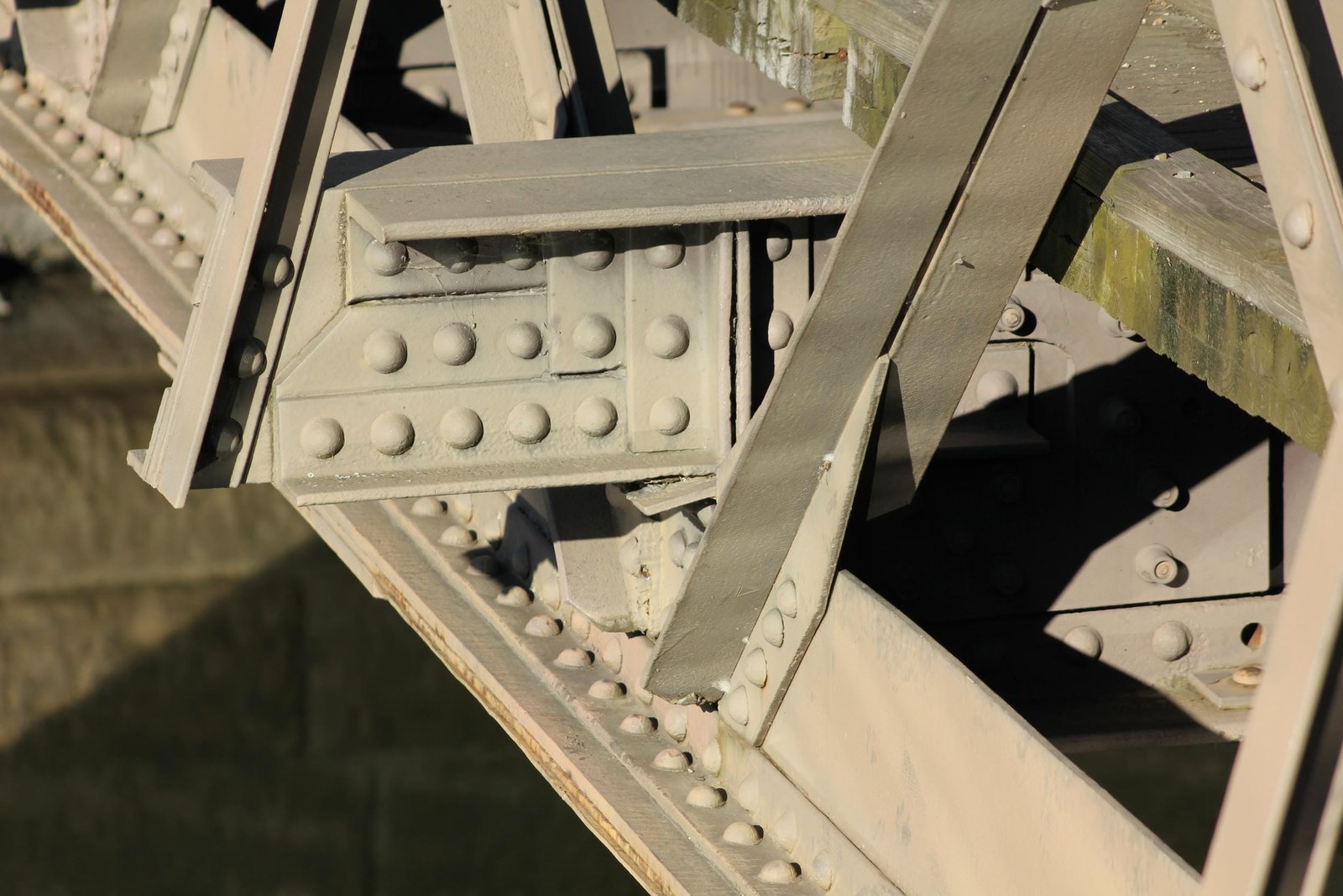 Lower connection, pony truss span